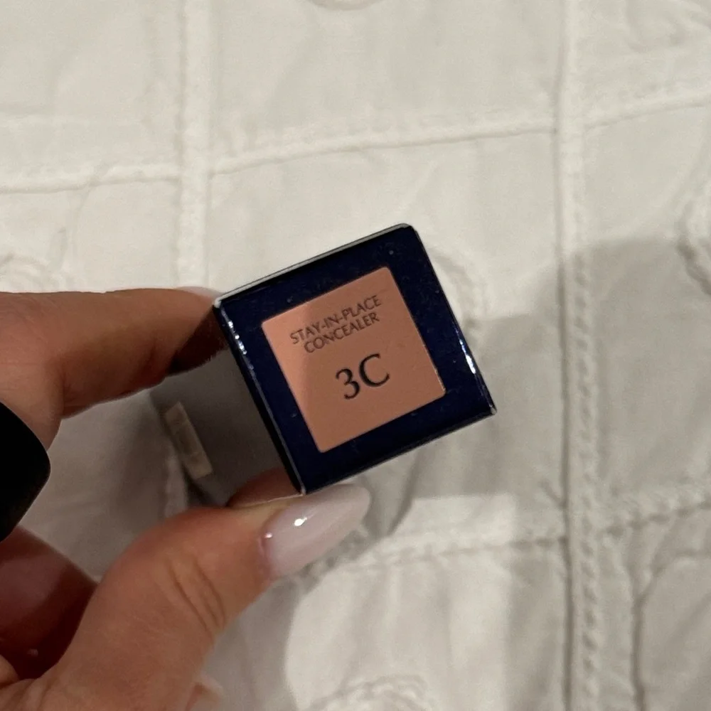 Estee Lauder Double Wear Concealer stay in place shade 3C makeup under eye